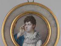 GG Min 30  GG Min 30, Deutsch um 1820, Dame in nachdenklicher Pose, Elfenbein, Durchmesser 5,7 cm : Museumsfoto: Claus Cordes